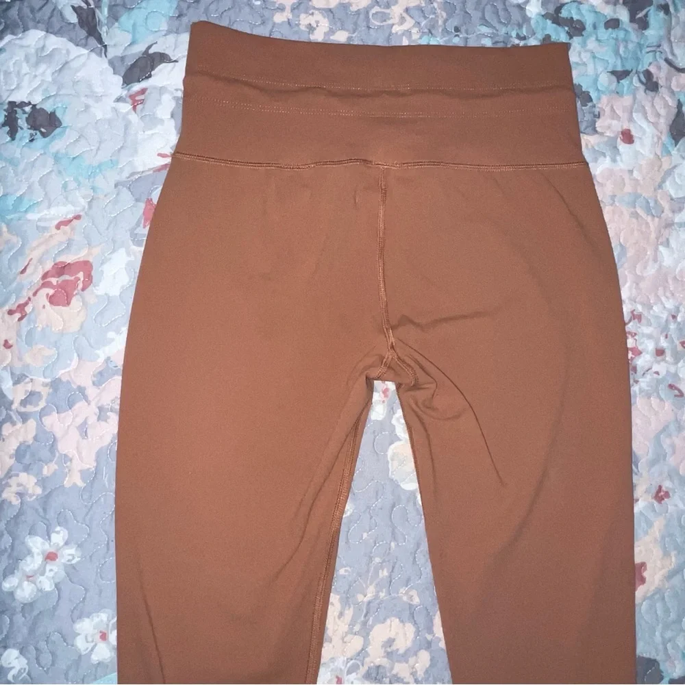 Vuori Women's 7/8 Daily Leggings - Picture 6 of 10